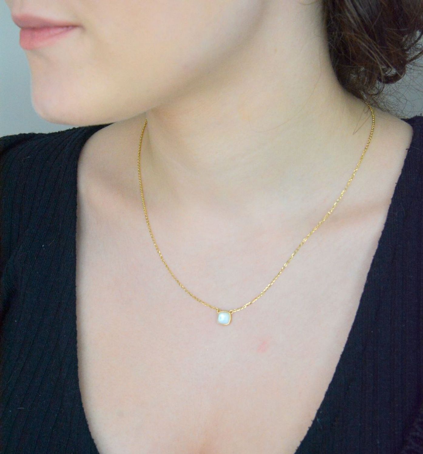 Naszyjnik złoty z masą perłową pr 585, C AG 930A  Delikatny naszyjnik wykonany z wysokiej jakości złota próby 585. Łańcuszek ankier z prostych owalnych ogniw. Złoty naszyjnik ozdobiony masą perłową 1.jpg